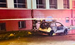 Fatih'te park halindeki otomobili tiner dökerek yaktı; 42 suç kaydı bulunan şüpheli yakalandı