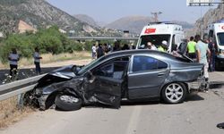 Geri manevra yapan otomobilin, başka bir araçla çarpıştığı kaza kamerada