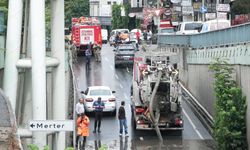 Güngören'de alt geçidi su bastı, araç kuyruğu oluştu