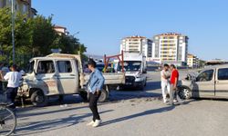 Hafif ticari araç ile kamyonetin çarpıştığı kaza kamerada; 3 yaralı