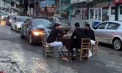 Harçlık için gelin arabasının önünü kesip, yolun ortasında iskambil oynadılar