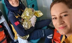 Hastaneye giderken ambulansta doğum yaptı