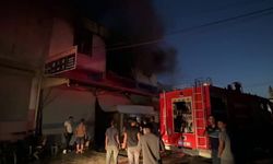 Hatay'da sanayi sitesinde bir iş yerinin deposunda yangın: 8 kişi dumandan etkilendi