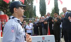 Hiç görmediği şehit dayısının mezar taşındaki fotoğrafını öptü