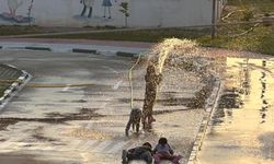 Iğdır'da çocuklar hortumdan akan suyla oynayıp serinledi