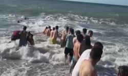 İnsan zinciri oluşturup, boğulma tehlikesi geçiren 2 kişiyi kurtardılar
