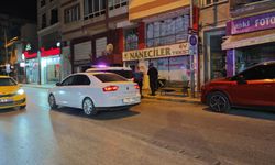 İş yerinin camını tekmeyle kıran şüpheliyi esnaf yakaladı; olay anı kamerada