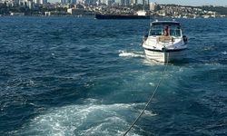 İstanbul'da Kız Kulesi önlerinde sürüklenen tekne kurtarıldı