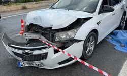 İzmir'de iki araç çarpıştı: 1 ölü, 5 yaralı
