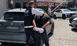İzmir'de oto galeriyi kurşunlayan 2 şüpheli tutuklandı