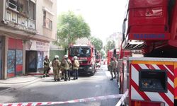 Kadıköy'de 4 katlı binanın apartman boşluğunda çıkan yangın söndürüldü