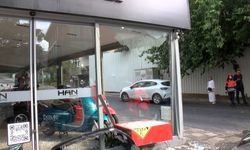 Kadıköy'de sürücüsünün direksiyon hakimiyetini kaybettiği otomobil dükkana girdi