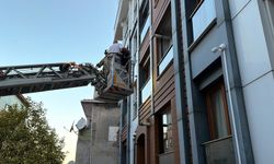 Kağıthane'de 5 katlı binada yangın: 4 kişi dumandan etkilendi