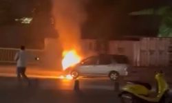 Kağıthane'de seyir halindeki otomobil alev alev yandı
