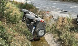 Kamyonetle çarpışan cip, su kanalına devrildi; 3 yaralı