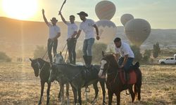 Kapadokya'da balonlar eşliğinde vadide at turu