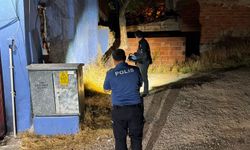 Kapüşonlu şüpheli evin önüne benzin döküp ateşe verdi