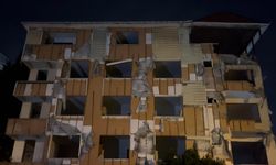 Kartal'da balkonları çöken 5 katlı binanın demirlerini sökmüşler: Tehlike arz ediyor üstümüze yıkılacak