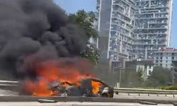 Kartal'da seyir halindeki otomobil alev alev yandı