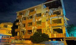 Kartal'da tahliye edilen 5 katlı binanın balkonları ve duvarı çöktü