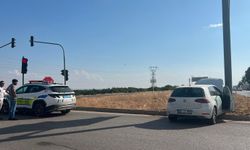 Kilis'te kontrolden çıkan otomobil yön tabelasına çarptı: 2 yaralı