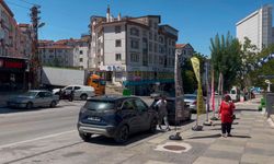 Kızlara laf atanları uyardı, tekme tokat dövüldü