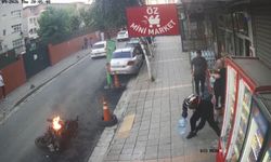 Küçükçekmece'de yanan motosiklete marketin önündeki su bidonlarıyla müdahale kamerada