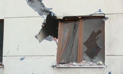 Küçükçekmece'de yıkım sırasında devrilen parçanın yandaki binaya zarar verdiği anlar kamerada