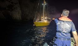 Kuşadası açıklarında sürüklenen teknedeki 2 kişi kurtarıldı