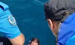 Kuşadası'nda akıntıyla açığa sürüklenen kadını deniz polisi kurtardı