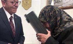 Makam aracındaki bayrağı öptü, Vali Polat bayrak hediye etti
