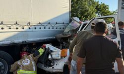 Manisa'da kamyonet, TIR'a arkadan çarptı: 1'i ağır 2 yaralı