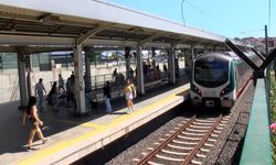 Marmaray'da raylara oturan yolcu trenin altında sıkıştı; güvenlik görevlileri kurtardı