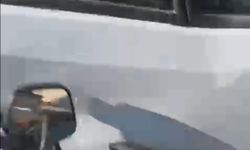 Minibüsle çarpışan motosikletli yaralandı; kaza kask kamerasında
