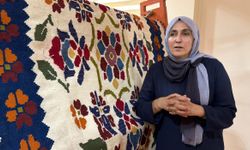 Minyatür tezgahlarla dokuma sanatını gençlere aktarıyor
