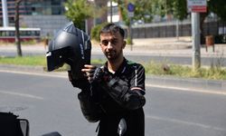 Motokurye, ağzındaki buğday tanesini çıkardığı serçeyi kurtardı