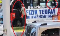 Motokuryeden yol verme tartışmasında minibüse kasklı saldırı; o anlar kamerada