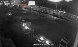 Motosiklet, emniyet şeridindeki otomobile çarptı; 1 ölü, 1 yaralı
