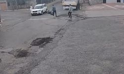 Motosiklet ile otomobilin çarpıştığı kaza kamerada: 1 yaralı