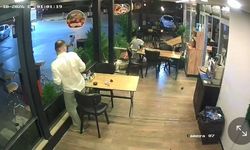 Motosiklet, lokantadaki müşteriye çarptı; o anlar kamerada