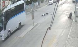 Motosiklete çarpan otomobilin sürücüsünün kaçtığı kaza kamerada