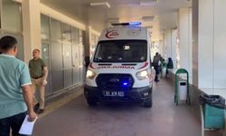 Motosikletin otomobile çarptığı kaza kamerada; 2 yaralı
