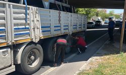 Nevşehir'de iş makinesi yüklü TIR, köprüde sıkıştı