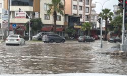 Osmaniye'de yağış nedeniyle yollar göle döndü; alt geçitler kapandı, araçlar mahsur kaldı