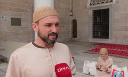 Otizmli Joshie Valide-i Kebir Camii'nde Filistinli çocuklara kek dağıttı