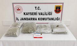 Otomobilin bagajında 5 kilogram esrar ele geçirildi; 1 gözaltı