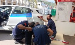 Otomobilin motor bölümünde sıkışan yavru kedi kurtarıldı