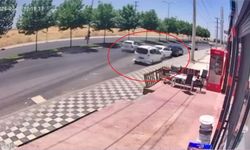 Otomobilin park halindeki hafif ticari araca çarptığı kaza kamerada