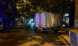 Otomobilin park halindeki kamyonete çarptığı kaza kamerada
