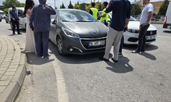 Otomobille çarpışan motosikletteki çift yaralandı